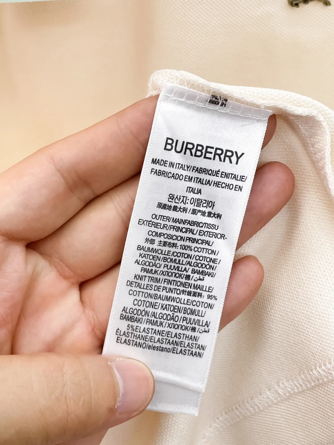 Burberry New Arrival Polo shirt, complete with three labels, original fabric, original customized accessories, official Same Style, made of 210g pure cotton pique fabric, customized same-tank dyed fabric, very comfortable and smooth to the touch, very wide and stylish, produced by the first-line brand Factory, imported Behringer embroidery machine, embroidery is full and textured, the collar rib is woven with imported yarn, does not deform after long-term wear, the most New Arrival style in spring and summer, fashionable and individual Super Versatile and good-looking. It is very suitable for both men and women. It is a must-have for everyone. Size: S-XXL